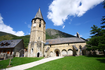 Iglesia y jardines de Salardu
