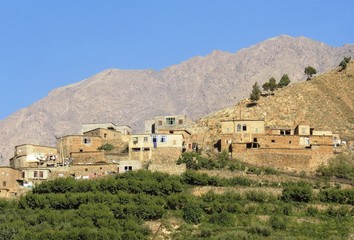 Fototapeta na wymiar Atlas et village Maroc