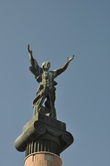 Fototapeta na wymiar Pomnik zwycięstwa w Puerto Banus