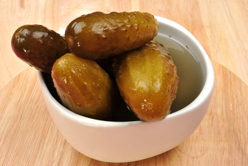 Salzgurken in einer weissen Schale