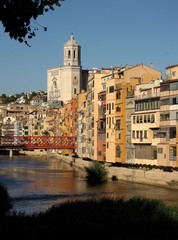 CASAS  COLGANTES EN EL RIO ONYAR (GERONA)