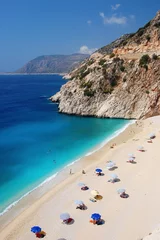 Keuken foto achterwand Turkije Verbazingwekkend blauw water op een klein strand langs de kust van Turkije