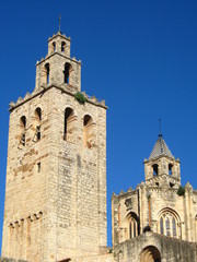 Fototapeta na wymiar Campanario del monasterio de Sant Cugat del Vallés 3