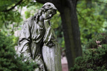 Statue einer trauernden Frau