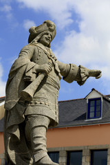 statue d'homme debout