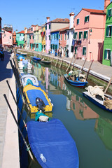 Fototapeta na wymiar Kolorowe budynki w głównym kanale wyspie Burano, Wenecja, Włochy