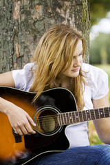 junge Frau spielt Gitarre