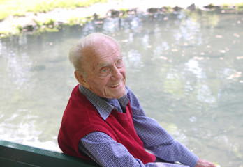 Alter Mann - Portrait auf Parkbank / Blick nach rechts