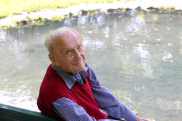 Alter Mann - Portrait auf Parkbank / Blick nach rechts