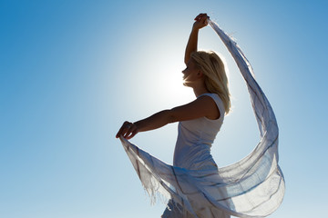 Frau mit Tuch in der Sonne ist ausgeglichen