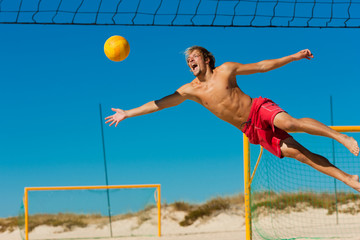 Beachvolleyball - Mann springt nach Ball