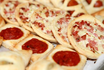 Häppchen mit Speckwürfeln und Tomatensauce