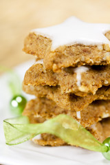 Turm aus Zimtsternen