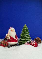 Weihnachtsmann, Tannenbaum und Christbaumkugeln