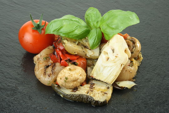 Gemischte Antipasti mit Basilikum