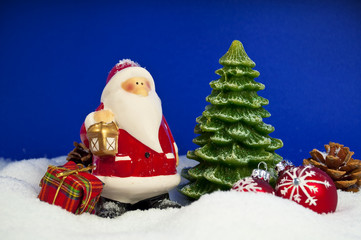 Weihnachtsmann, Tannenbaum und Christbaumkugeln