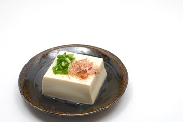 冷奴・黒い皿盛り