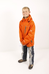 Ein kleiner Junge mit einer Winterjacke