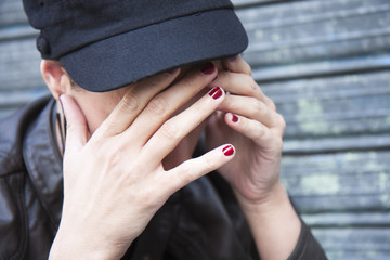 femme déprimée cachant son visage entre ses mains