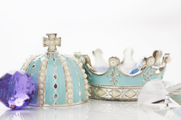 クラウン小物入れと宝石