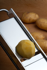 eine halbe Kartoffel auf einer Mandoline