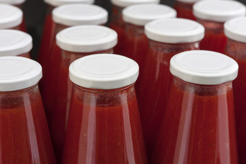 Conserves de sauce tomates