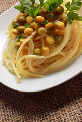 Spaghetti with vegetables and parsley