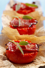 Obraz premium Fried tomato halves with bacon and sage