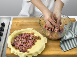 disposer la viande dans un plat à tarte