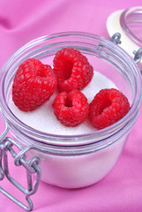 frische Himbeeren in einem Zuckertopf