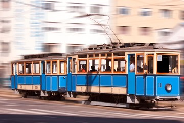Naklejka na ściany i meble Przyspieszenie tramwaj w mieście