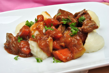 Wildlebergulasch auf Salzkartoffeln