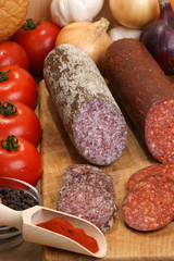 aufgeschnittene Salami auf einem Holzbrett