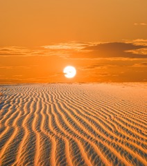 coucher de soleil dans un désert