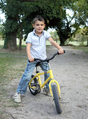 Jeune garçon et son vélo #1