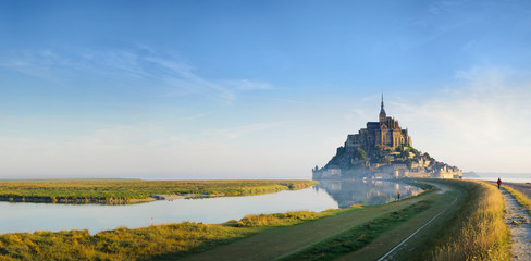 Dawn at Mont Saint Michel. - obrazy, fototapety, plakaty