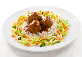 Roasted meatballs, rice and vegetable salad