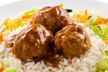 Roasted meatballs, rice and vegetable salad