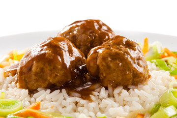 Roasted meatballs, rice and vegetable salad