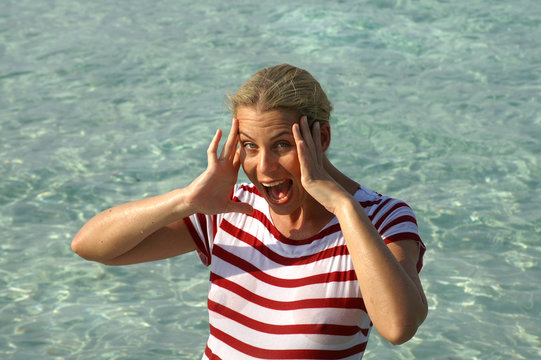 Frau h&auml;lt die Hande an die Schlefen und schreit