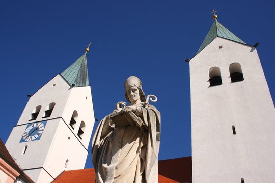 Heiliger Korbinian vor Freisinger Dom