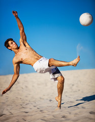 Obraz premium Young man playing soccer