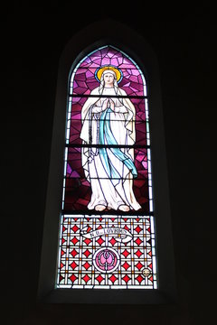 Vitrail de Notre Dame de Lourdes de l'église Saint Hippolyte à Paris
