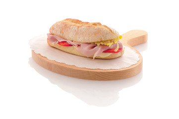panino farcito su tagliere in legno