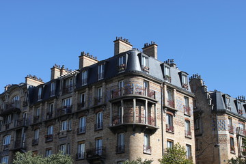 Fototapeta premium Immeuble ancien du quartier Maison-Blanche à Paris