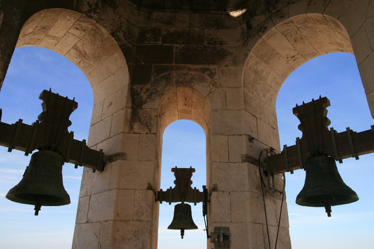 Drei Glocken von der Kathedrale in Cadiz, Andalusien