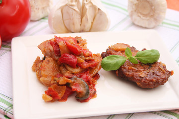 Bifteki mit Bratkartoffeln