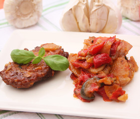 Bifteki mit Bratkartoffeln