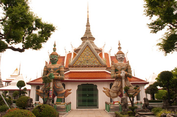 Fototapeta na wymiar Kolos zielony i biały w świątyni w Bangkoku, Tajlandia.