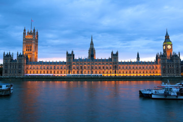 Obraz na płótnie Canvas Wieczorny widok z Parlamentu, Londyn, Wielka Brytania